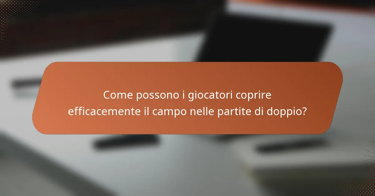 Come possono i giocatori coprire efficacemente il campo nelle partite di doppio?