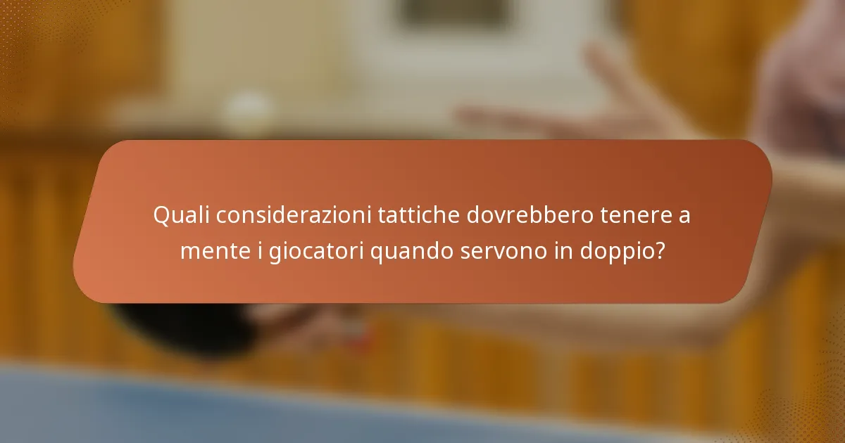 Quali considerazioni tattiche dovrebbero tenere a mente i giocatori quando servono in doppio?